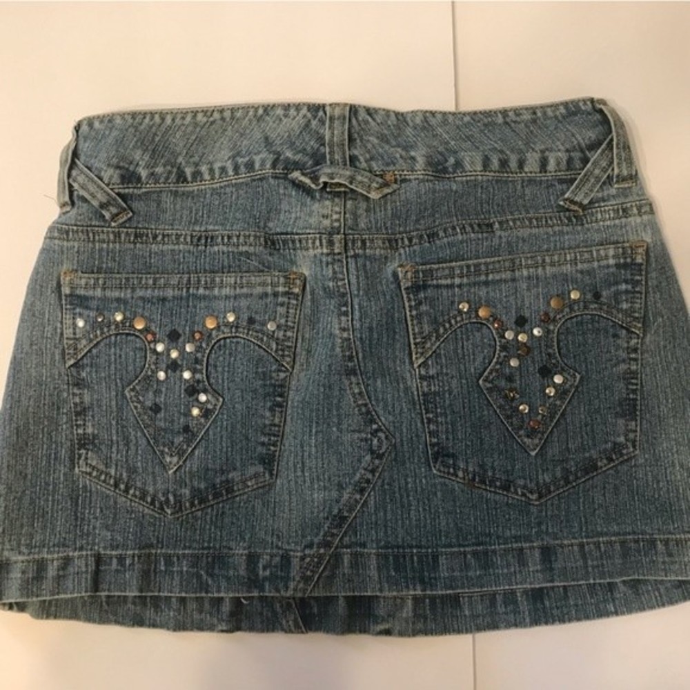 Glo mini skirt w/studded back pocket details size 3 gently used great condition